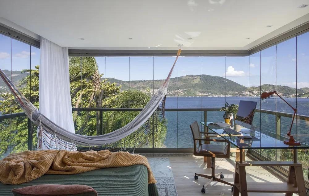 Rede em ambiente climatizado com vista para o mar