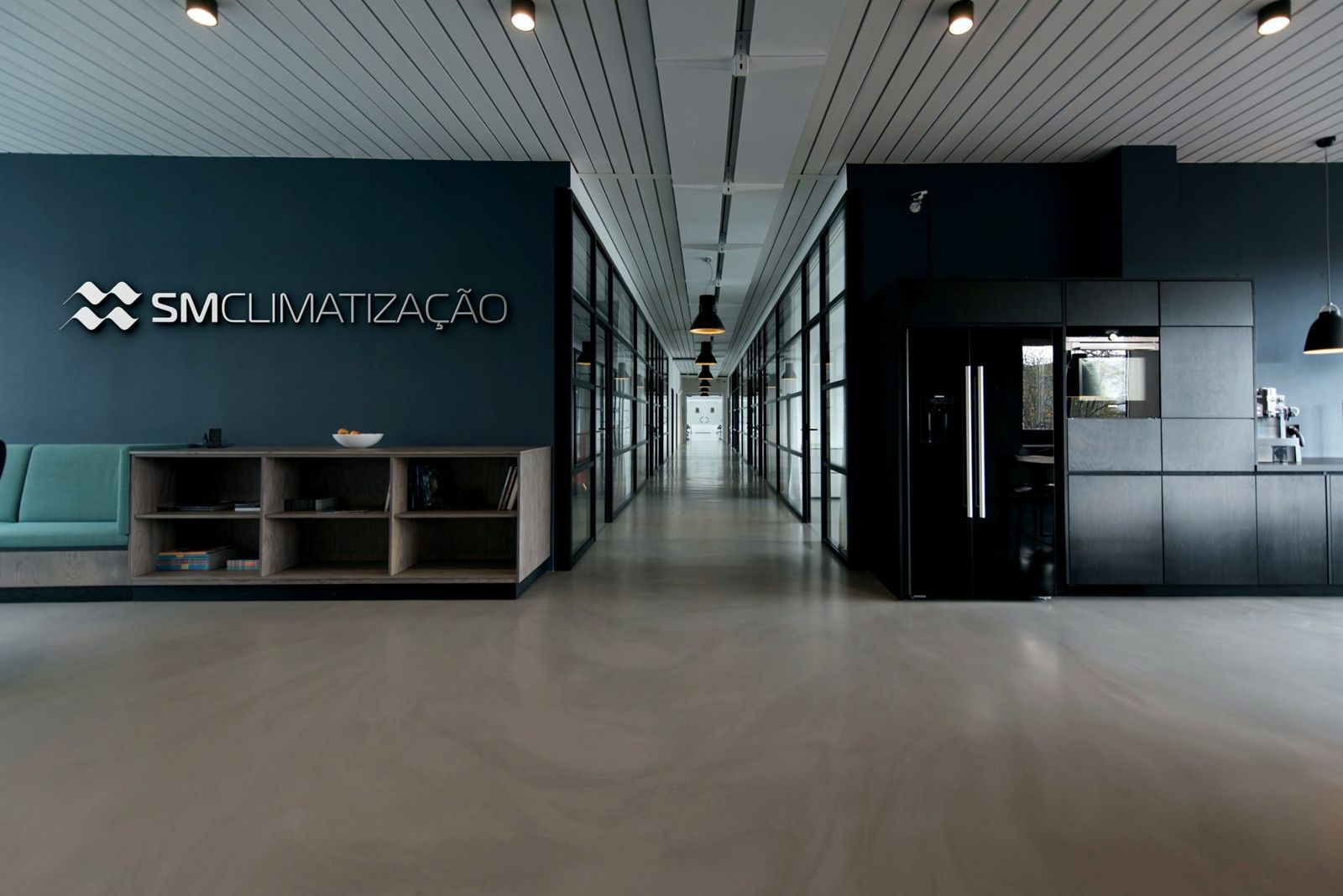 Escritório com a marca SM Climatização na parede