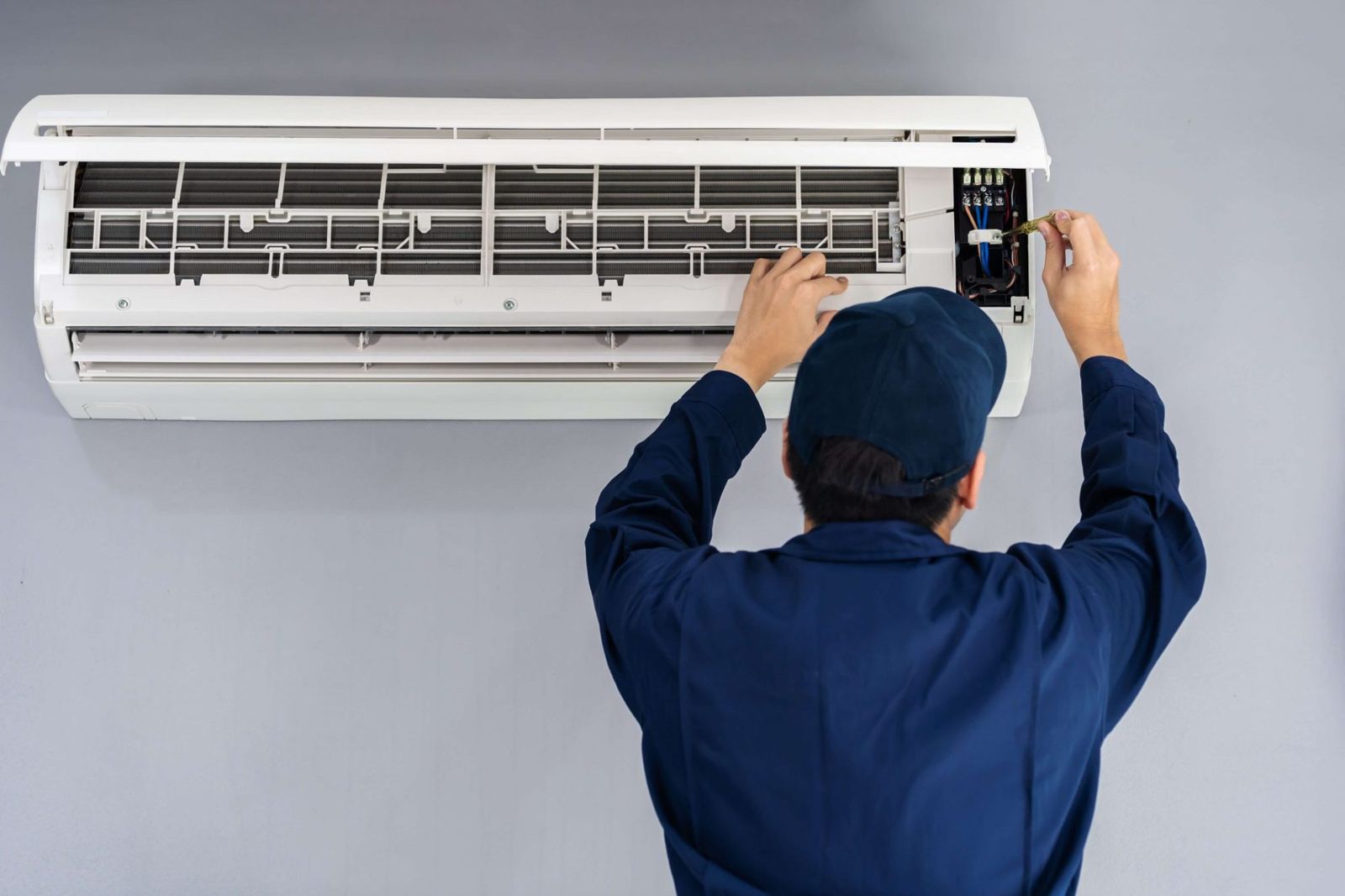 Técnico da SM ajustando um ar-condicionado split