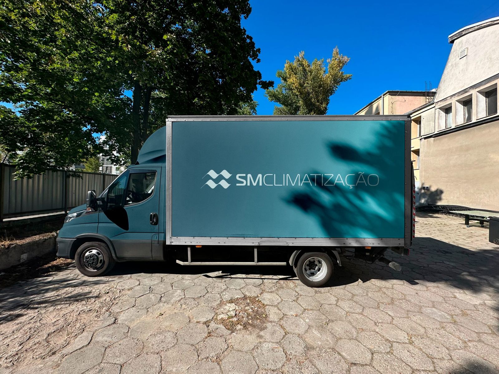Caminhão da SM Climatização para transporte de equipamentos